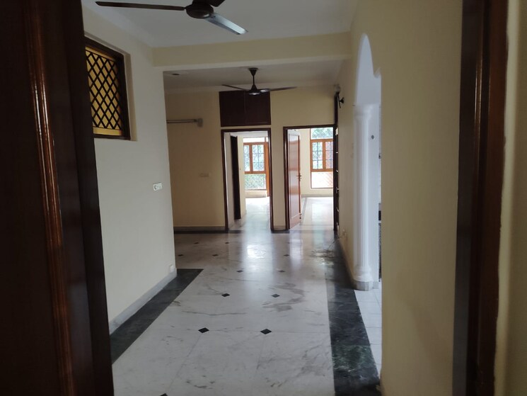 Room, sector 40 3 Bedroom 2500 Sq.Ft. Builder Floor In Sector 40 Noida 9160984