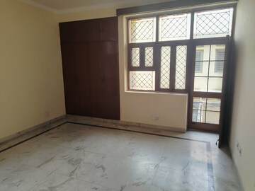 Room in 3 BHK Builder Floor at Sector 40 – for Rent