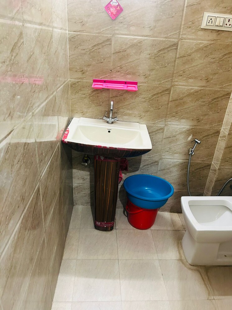 Bathroom, savitri nagar 1.5 Bedroom 450 Sq.Ft. Builder Floor In Savitri Nagar Delhi 9161033