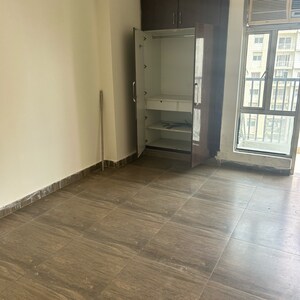 Room in 2.5 BHK Apartment at Panchsheel Greens II, Panchsheel Green – for Sale