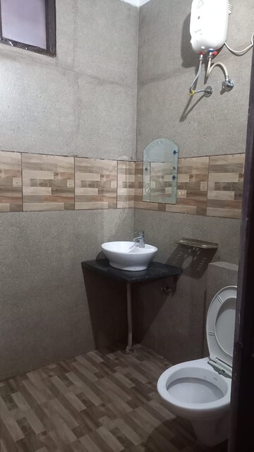 Bathroom in 3 BHK Builder Floor at Sunshine Enclave, Vip Road – for Rent