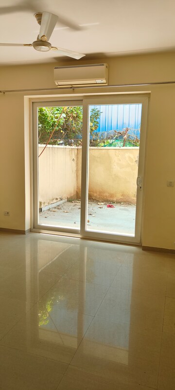 Room in 3 BHK Apartment at Emaar MGF Emerald Hills, Sector 65 – for Rent