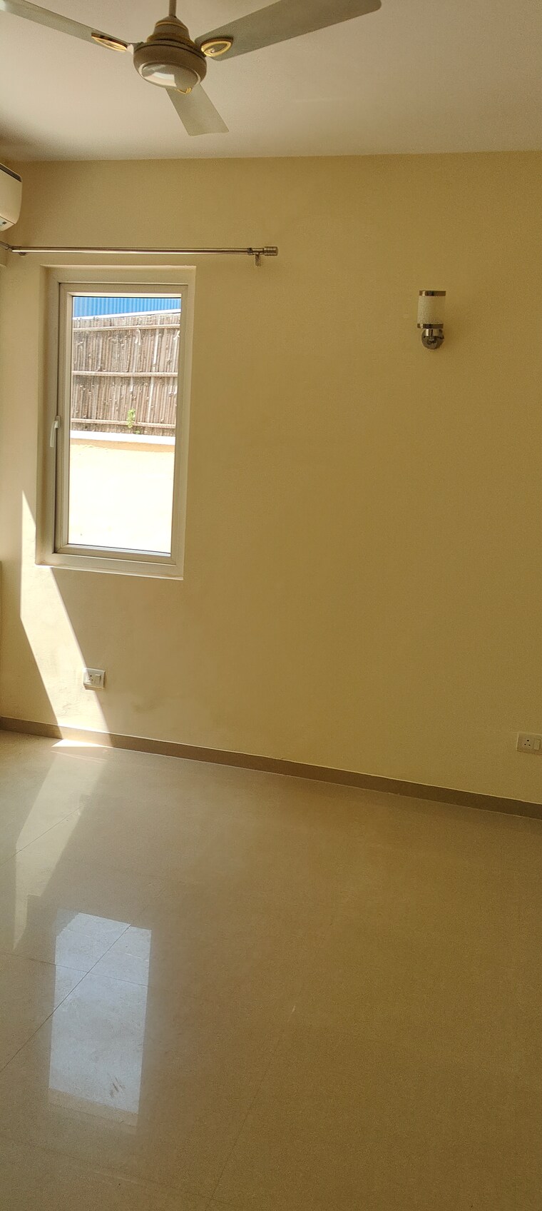 Room, emaar-mgf-emerald-hills 3 Bedroom 1650 Sq.Ft. Apartment In Sector 65 Gurgaon 9161181