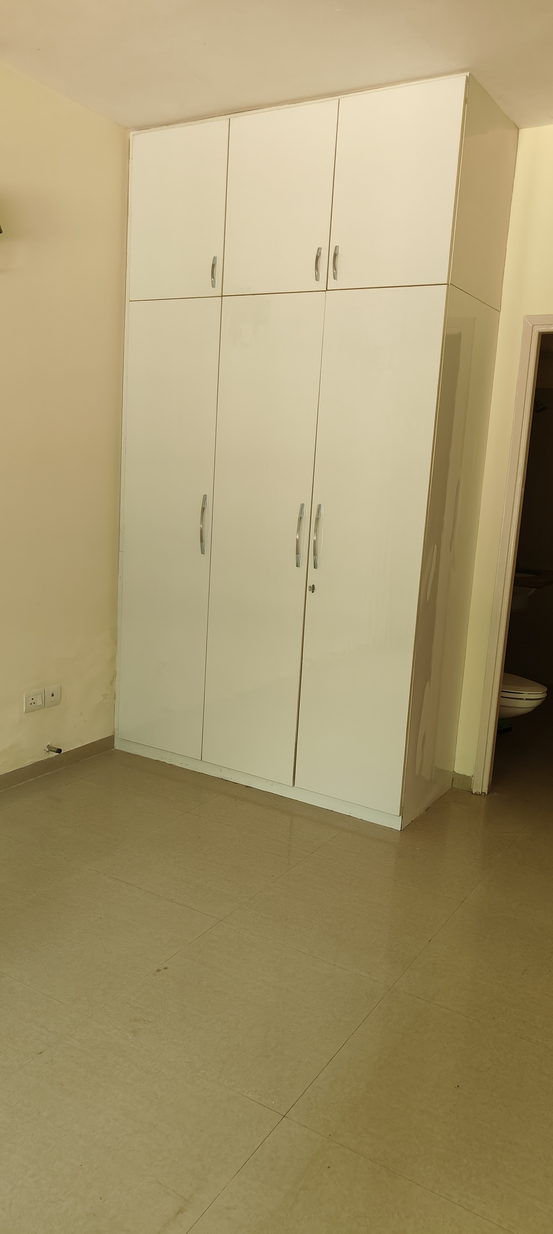 4 BHK + Servant Room Apartment For Rent in Emaar MGF Emerald Hills
