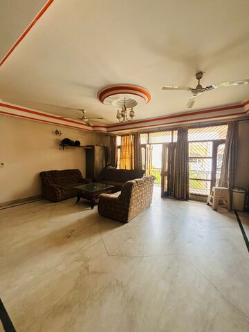 Living Room in 3 BHK Builder Floor at Sector 21 – for Rent