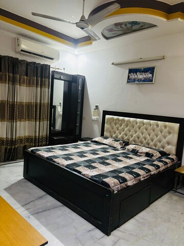 Bedroom in 3 BHK Builder Floor at Sector 21 – for Rent