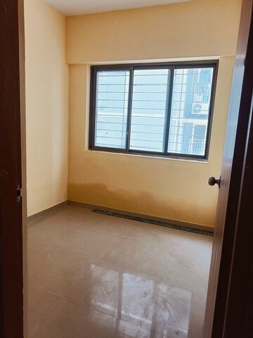 Room in 1 BHK Apartment at Bajrangdas Bappa CHS, Dahisar East – for Rent