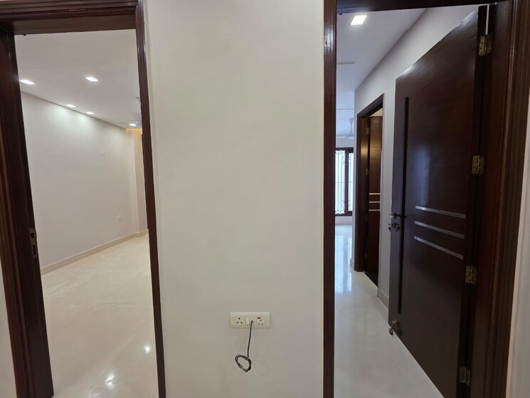 Room, defence colony 3 Bedroom 217 Sq.Yd. Builder Floor In Defence Colony Delhi 9161279