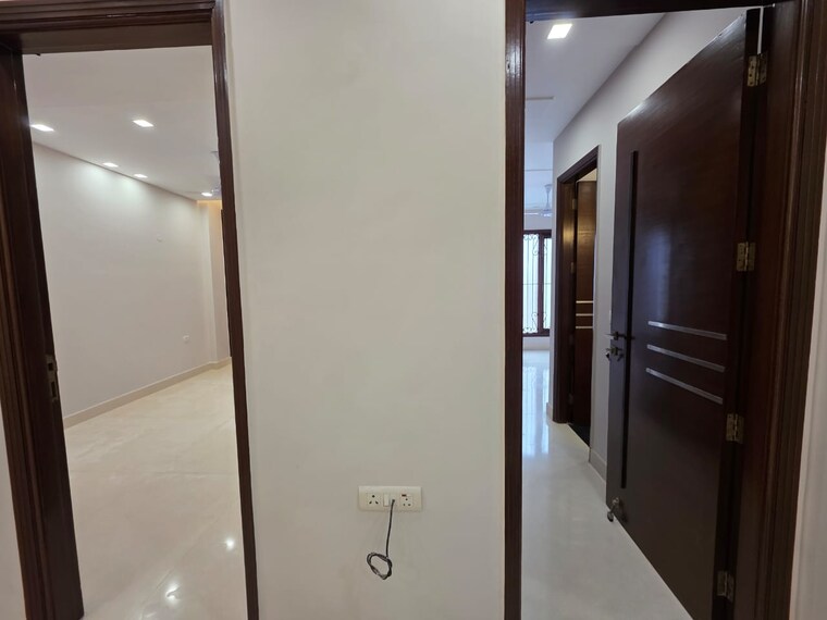 Room, defence colony 3 Bedroom 217 Sq.Yd. Builder Floor In Defence Colony Delhi 9161279