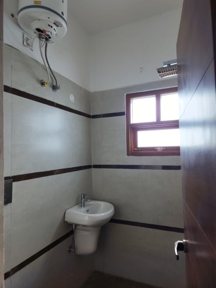 Bathroom, ramgarh bhudda 2 Bedroom 1215 Sq.Ft. Builder Floor In Ramgarh Bhudda Zirakpur 9161438