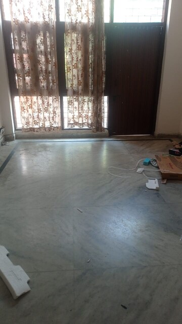 Room in 3 BHK Independent House at Sector 36 – for Rent