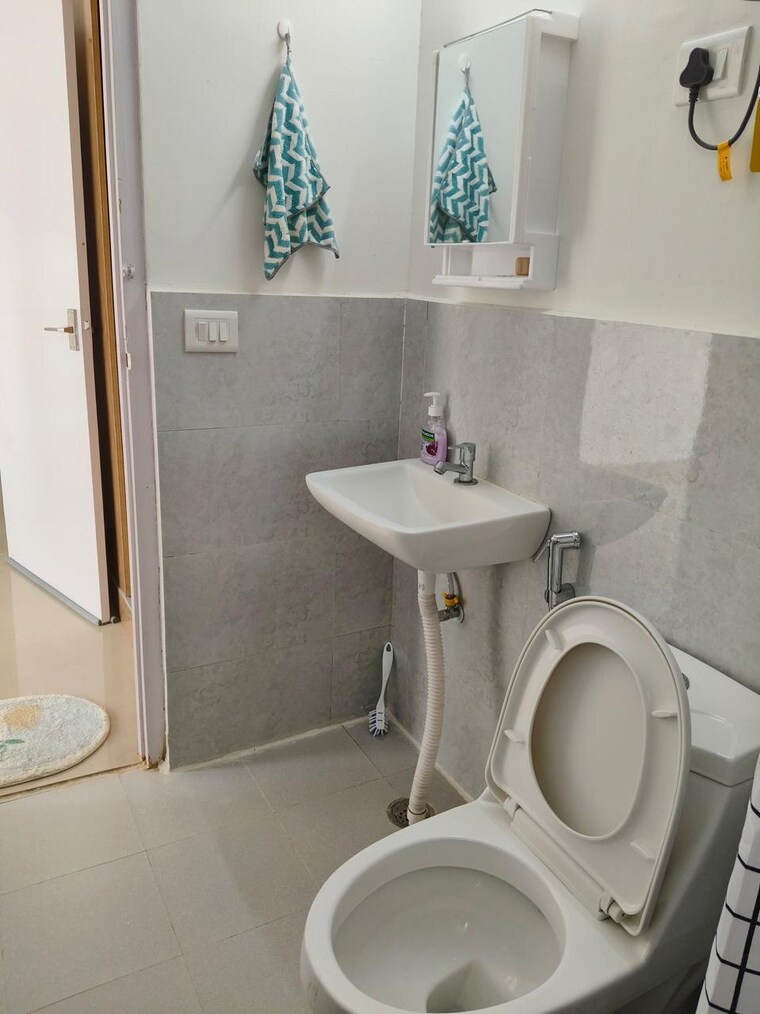 Bathroom, suncity-avenue-76 2 Bedroom 735 Sq.Ft. Apartment In Sector 76 Gurgaon 9161485