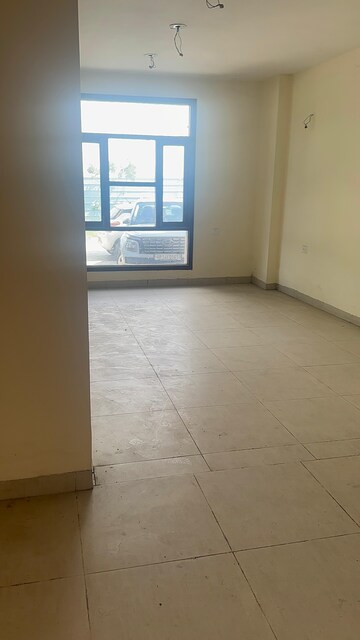 Room in 4 BHK Apartment at Wave City, Wave City – for Rent