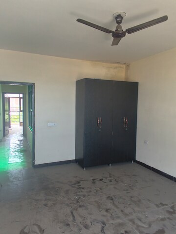 Room in 4 BHK Apartment at Wave City, Wave City – for Rent