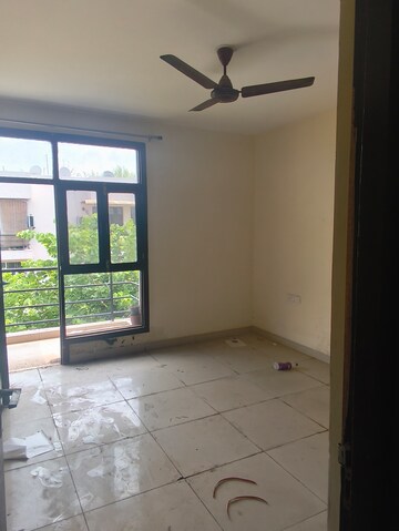 Room in 4 BHK Apartment at Wave City, Wave City – for Rent