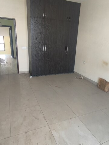 Room in 4 BHK Apartment at Wave City, Wave City – for Rent