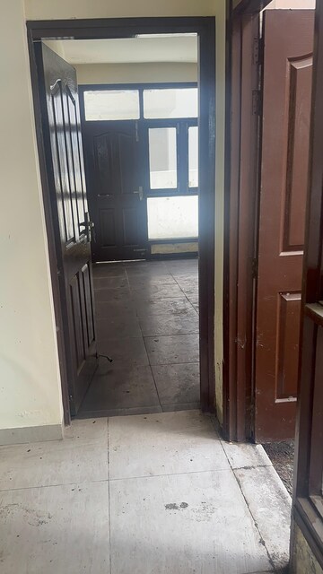 Room in 4 BHK Apartment at Wave City, Wave City – for Rent