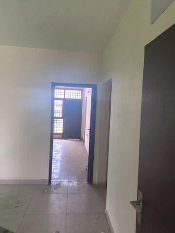 Room in 4 BHK Apartment at Wave City, Wave City – for Rent