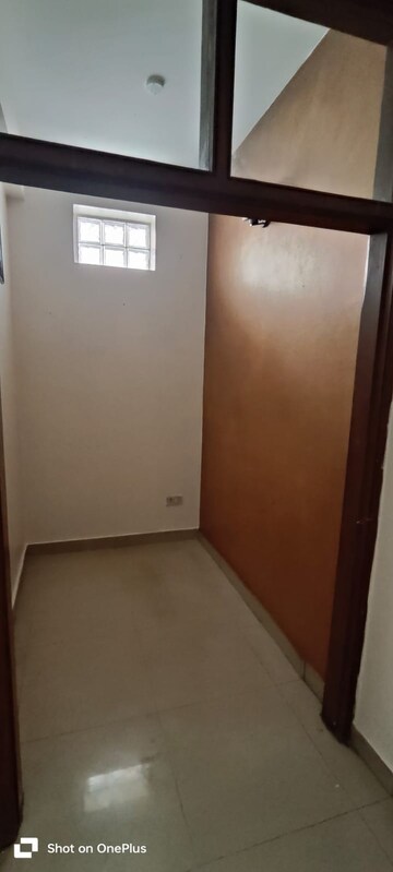 Room in 3 BHK Independent House at Sector 40 – for Rent