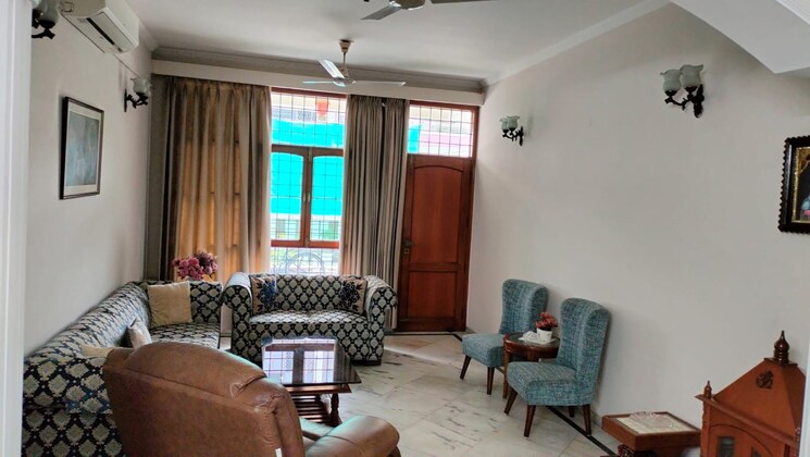 Living Room, sector 30 5 Bedroom 167 Sq.Mt. Villa In Sector 30 Noida 9161641