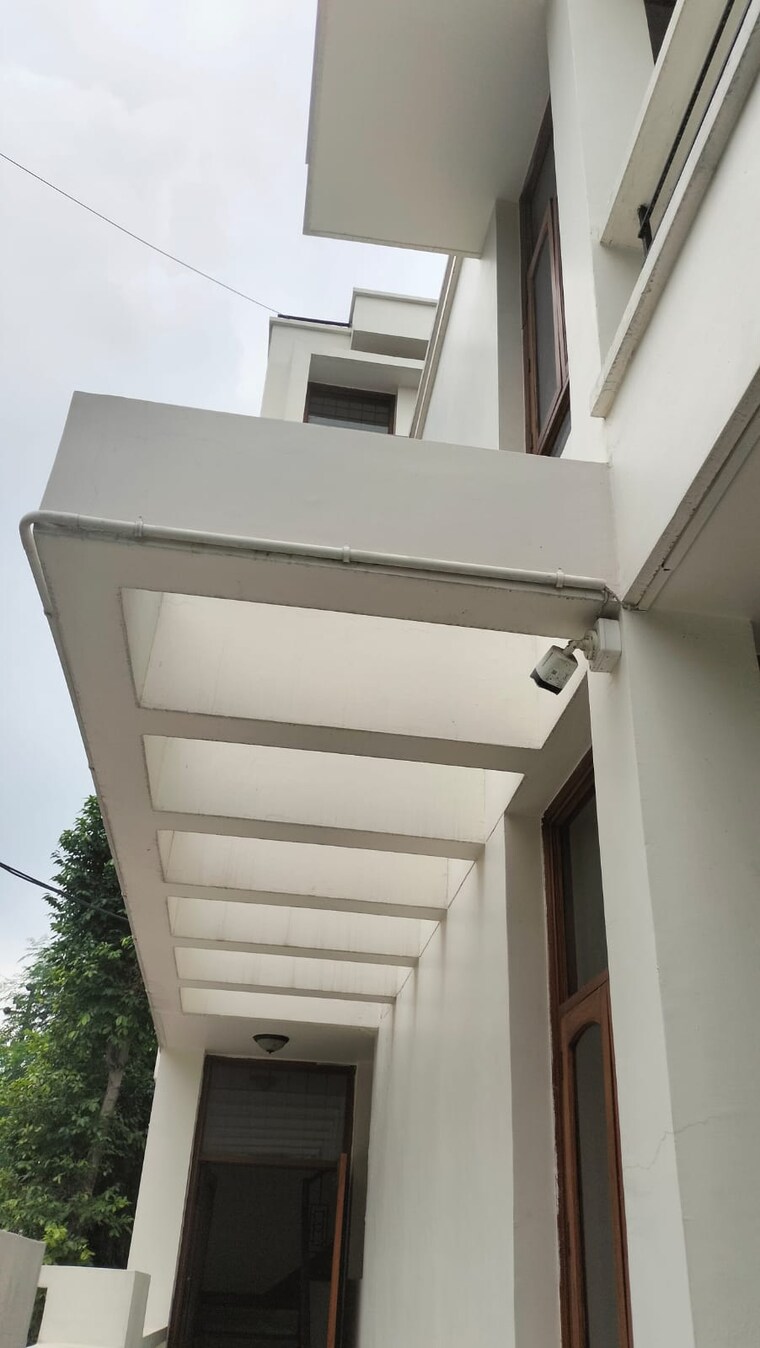 undefined, sector 30 5 Bedroom 167 Sq.Mt. Villa In Sector 30 Noida 9161641