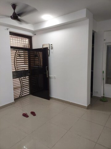 Room in 3 BHK Apartment at Nirala Estate II, Tech Zone 4 Greater Noida – for Rent