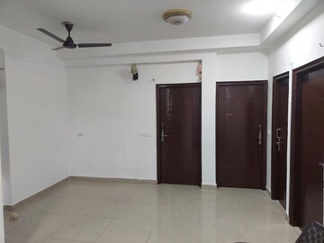 Room in 3 BHK Apartment at Nirala Estate II, Tech Zone 4 Greater Noida – for Rent
