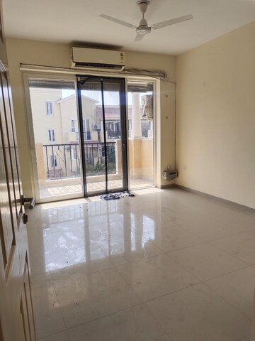 Room in 3 BHK Apartment at Emaar MGF Emerald Hills, Sector 65 – for Rent