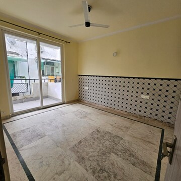 Room in 3 BHK Builder Floor at Sector 54 – for Rent