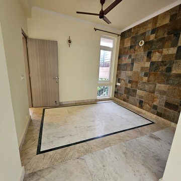 Room in 3 BHK Builder Floor at Sector 54 – for Rent