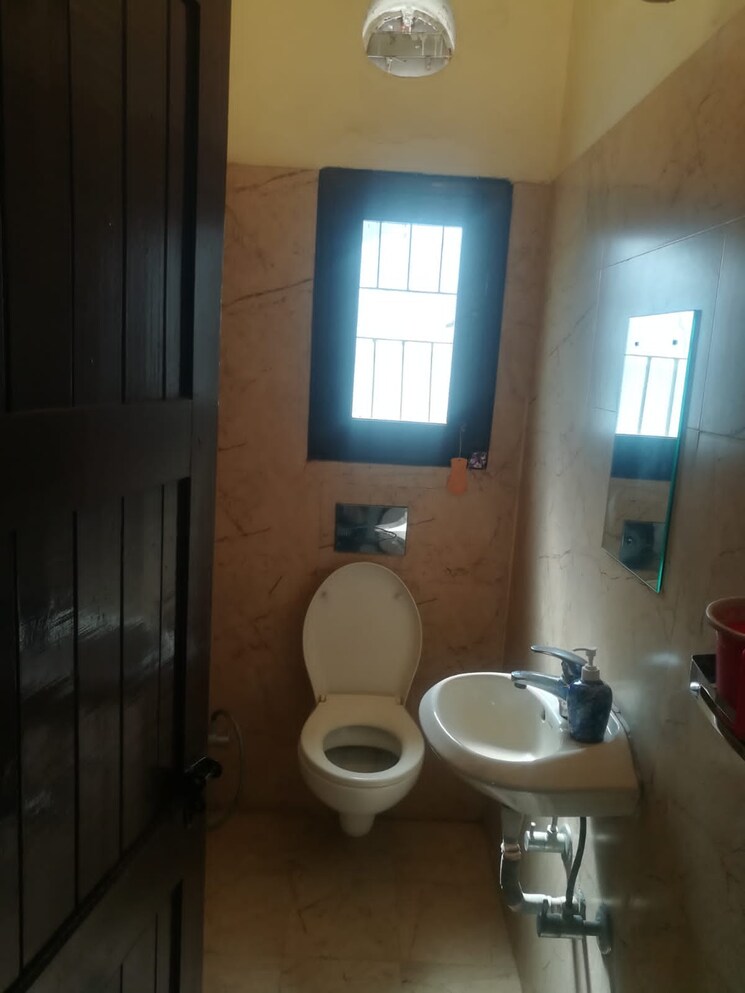 Bathroom, east of kailash 2 Bedroom 160 Sq.Yd. Builder Floor In East Of Kailash Delhi 9161955