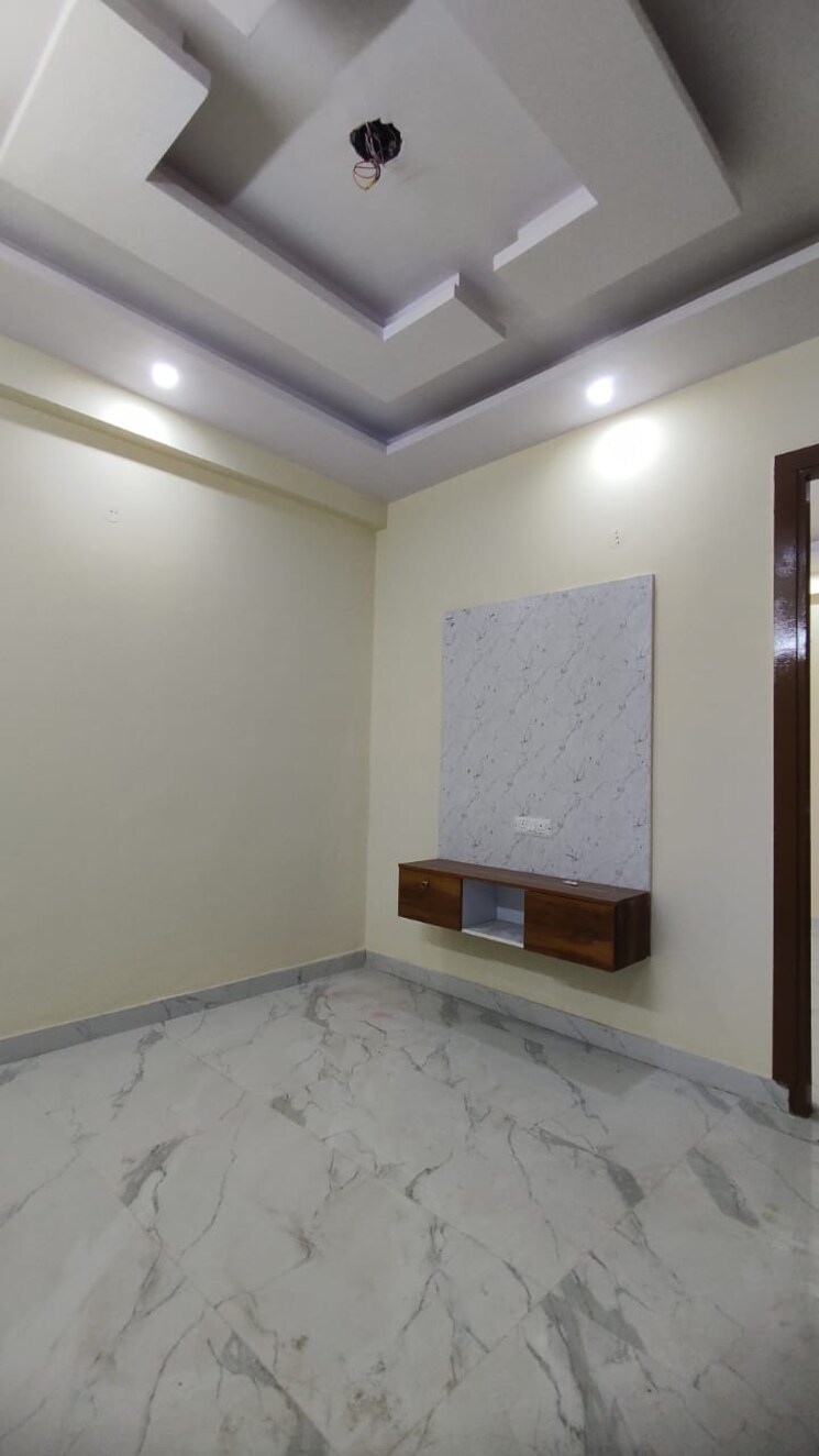 Room, sector 73 2 Bedroom 1050 Sq.Ft. Builder Floor In Sector 73 Noida 9161975