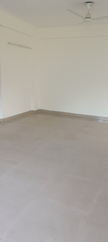 Room in 3 BHK Apartment at Unitech Woodstock Floors, Sector 50 – for Rent