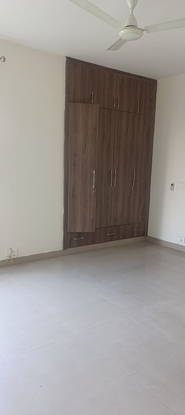 Room in 3 BHK Apartment at Unitech Woodstock Floors, Sector 50 – for Rent