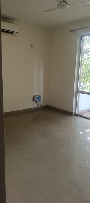 Room in 3 BHK Apartment at Unitech Woodstock Floors, Sector 50 – for Rent