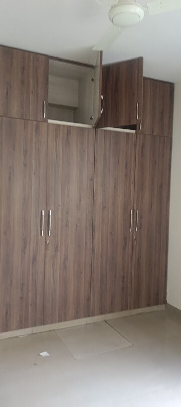 Furnished Amenities in 3 BHK Apartment at Unitech Woodstock Floors, Sector 50 – for Rent