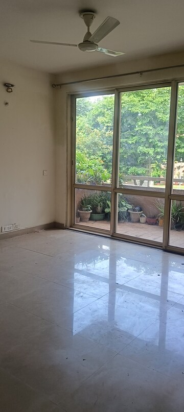 Room in 3 BHK Apartment at Unitech Woodstock Floors, Sector 50 – for Rent