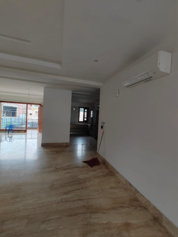 Room in 3 BHK Builder Floor at Sector 21 – for Rent
