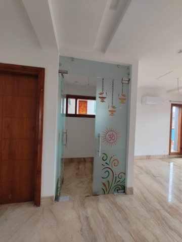 Room in 3 BHK Builder Floor at Sector 21 – for Rent