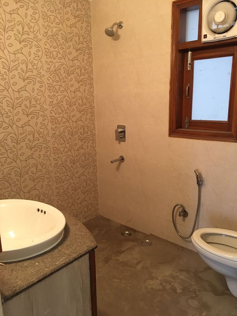 Bathroom, east of kailash 3 Bedroom 1500 Sq.Ft. Builder Floor In East Of Kailash Delhi 9162144