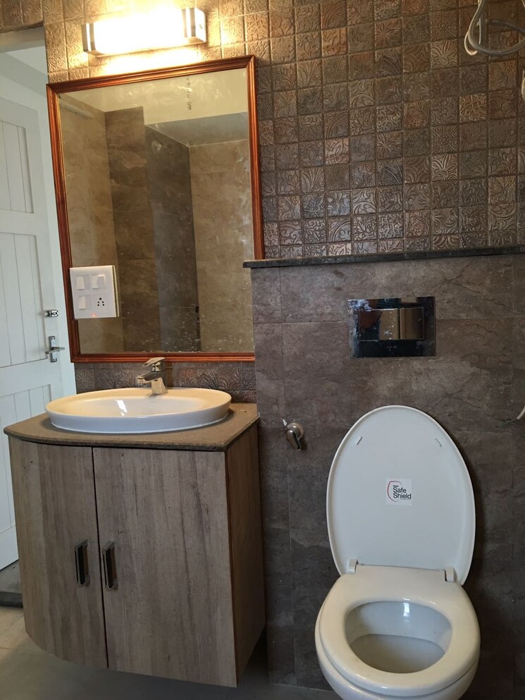 Bathroom, east of kailash 3 Bedroom 1500 Sq.Ft. Builder Floor In East Of Kailash Delhi 9162144