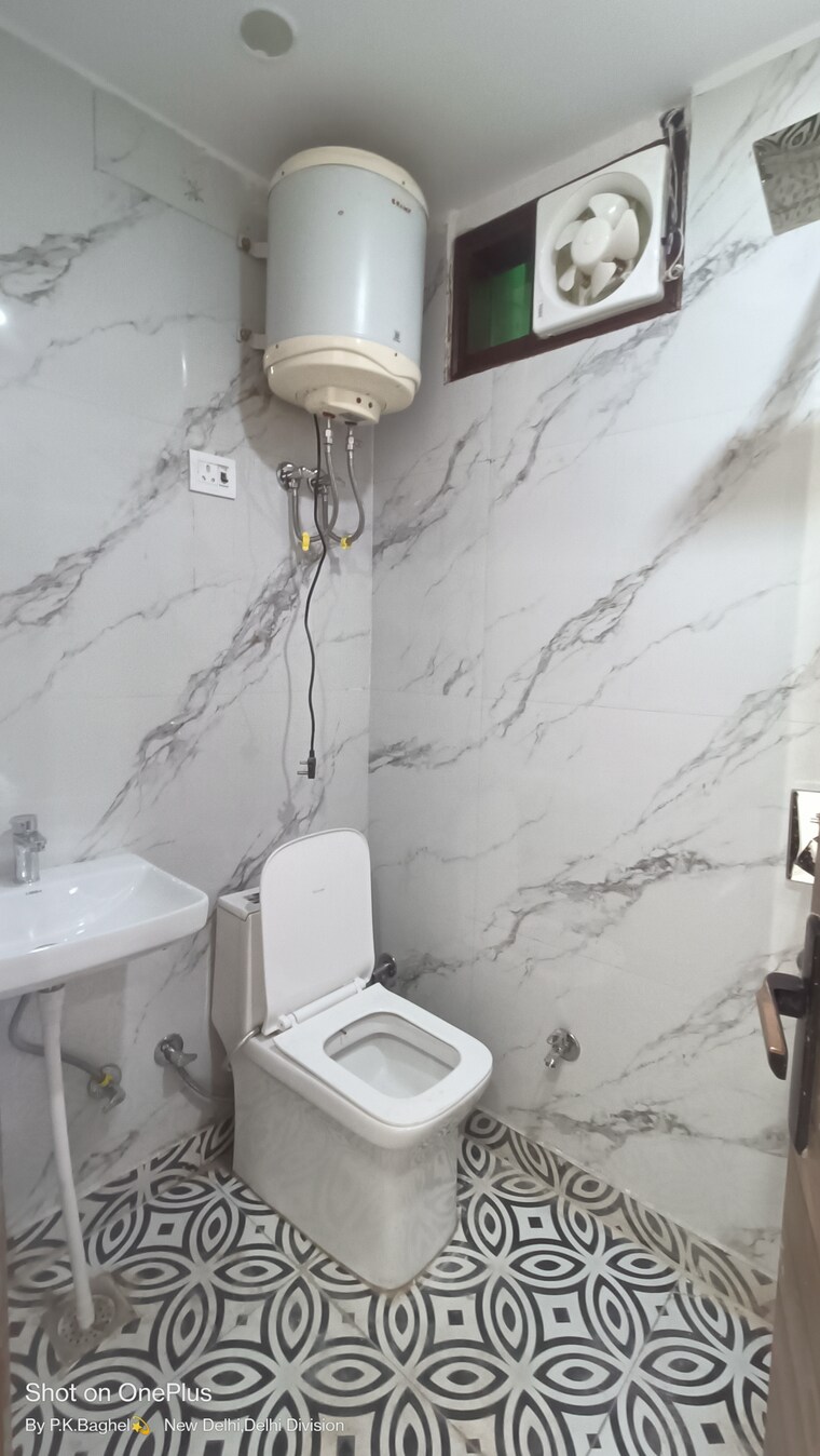 Bathroom, govindpuri 2.5 Bedroom 700 Sq.Ft. Builder Floor In Govindpuri Delhi 9162153