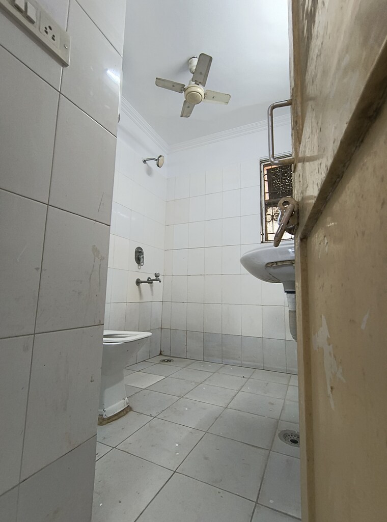 Attached Bathroom, sarita vihar 3 Bedroom 1600 Sq.Ft. Apartment In Sarita Vihar Delhi 9162195