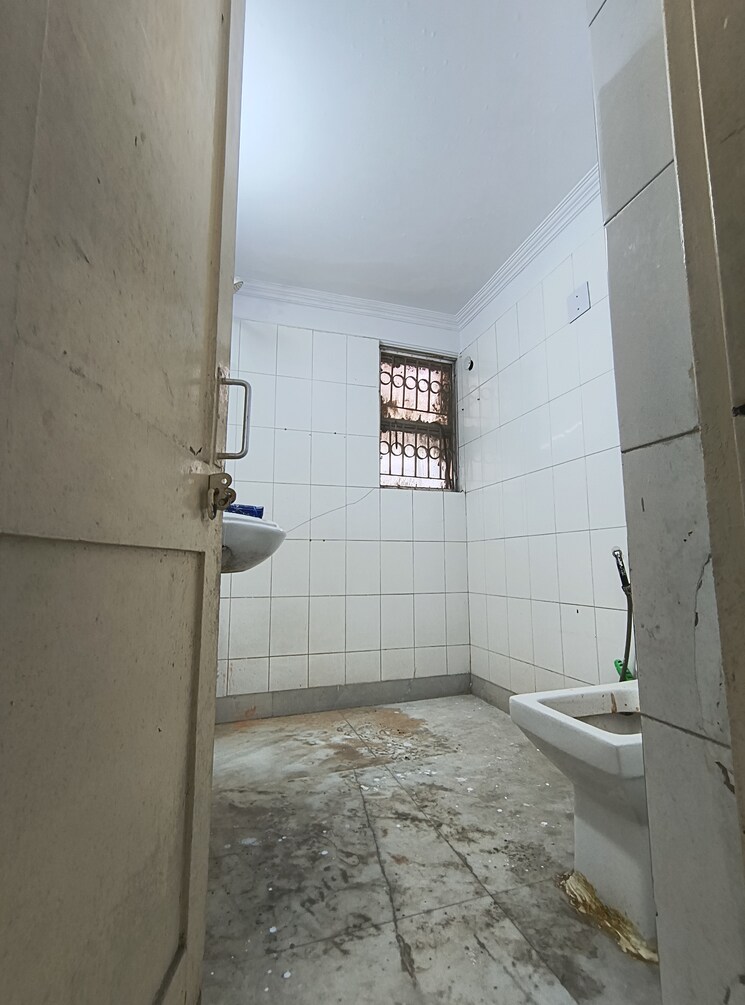 Bathroom, sarita vihar 3 Bedroom 1600 Sq.Ft. Apartment In Sarita Vihar Delhi 9162195