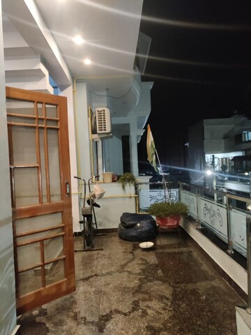 Parking in 2 BHK Independent House at Gomti Nagar – for Rent
