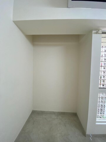 Room in 1.5 BHK Apartment at Lodha Amara, Kolshet Road – for Rent