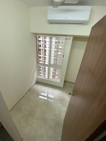 Room in 1.5 BHK Apartment at Lodha Amara, Kolshet Road – for Rent