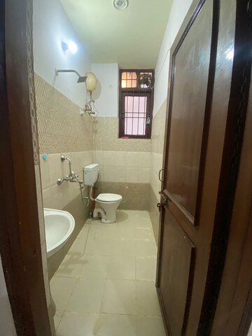 Master Bedroom in 1 RK Independent House at Unitech Arcadia, South City 2 – for Rent