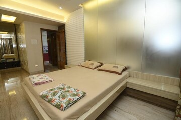 Bedroom in 4 BHK Apartment at Kamala New Apsara, Khar West – for Rent