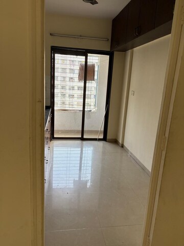 Room in 2 BHK Apartment at Goyal Green Woods, Andheri East – for Rent